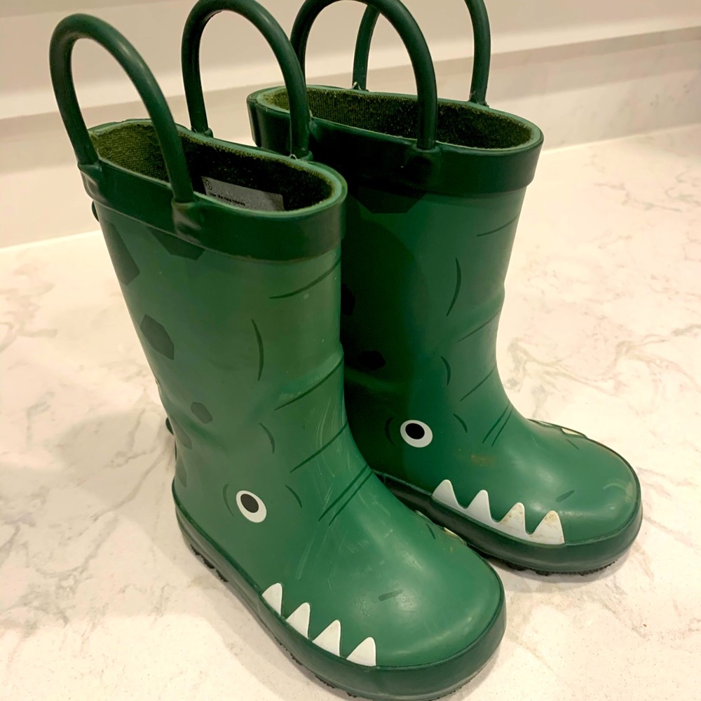 Boys toddler rain boots size 5. 🐊